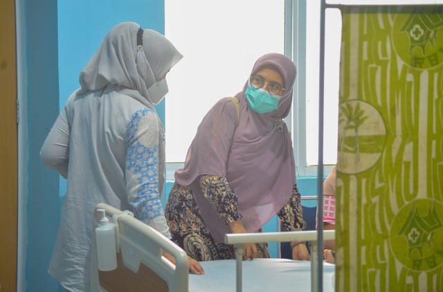 Dokter mengecek kondisi anak yang dirawat dengan dugaan gagal ginjal akut di RSUP Dr.M.Djamil, Padang, Sumatera Barat, Kamis (20/10/2022).  Foto: Iggoy el Fitra/Antara Foto