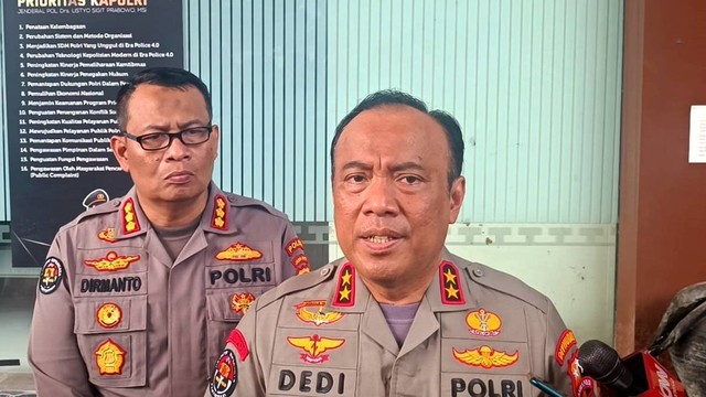 Kadiv Humas Polri Irjen Dedi Prasetya menyampaikan perkembangan pemeriksaan tragedi Kanjuruhan Malang di Mapolda Jatim, Kamis (20/10/2022). Foto: Farusma Okta Verdian/kumparan