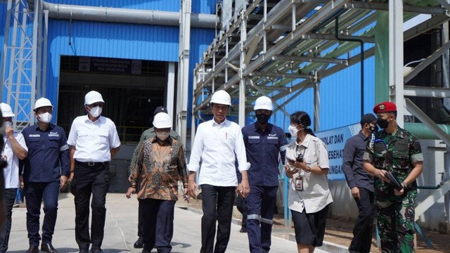 Presiden Jokowi meninjau proyek pembangunan Top Submerge Lance (TSL) Ausmelt Furnace PT Timah Tbk di Kawasan Unit Metalurgi Muntok, Kabupaten Bangka Barat, Kamis (20/10/2022). Foto: PT Timah Tbk