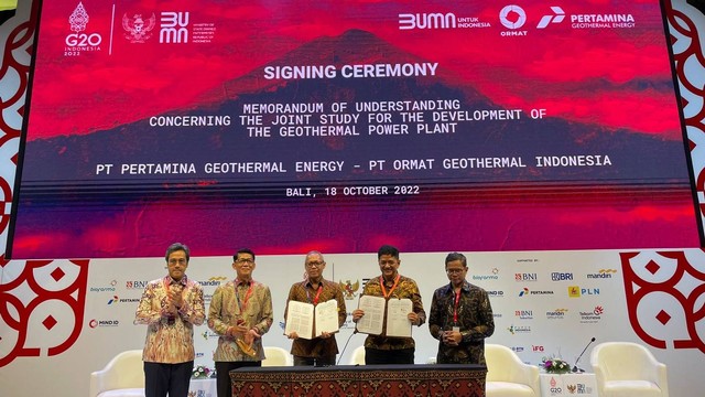 PT Pertamina Geothermal Energy (PGE) menandatangani nota kesepahaman dengan PT ORMAT Geothermal Indonesia dalam pengembangan PLTP dengan teknologi binary plant di Nusa Dua Bali, Selasa (18/10/2022). Foto: Dok. PGE