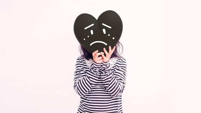 Ilustrasi anak praremaja cemas dengan bentuk tubuh. Foto: MIA Studio/Shutterstock