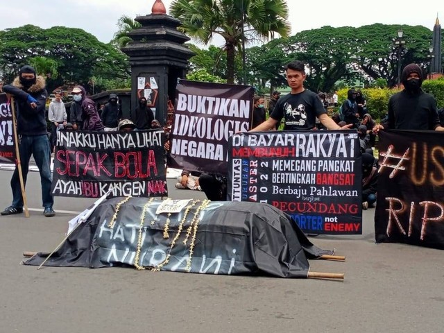 Aksi Aremania membawa keranda turun ke jalan sebagai bentuk solidaritas Tragedi Kanjuruhan. Foto/M Sholeh