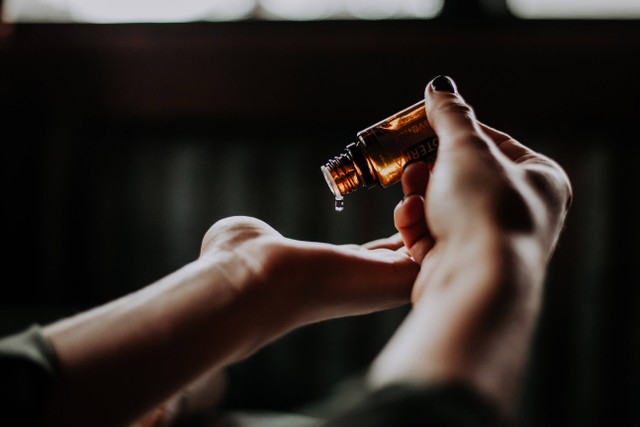 Ilustrasi kegunaan baby oil, sumber foto (Cristin Hume) by unsplash.com