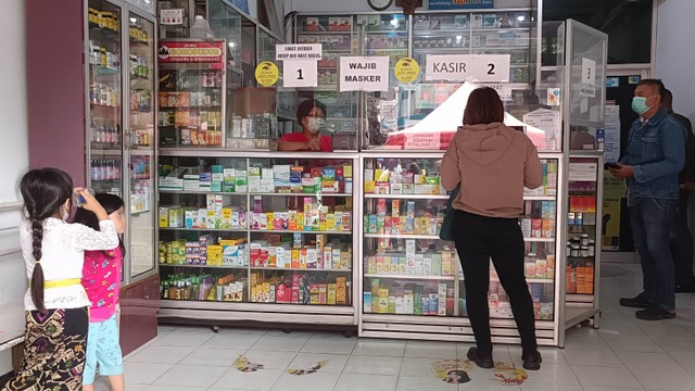 Situasi warga membeli obat apotek di Kota Denpasar. Foto: Denita BR Matondang/kumparan