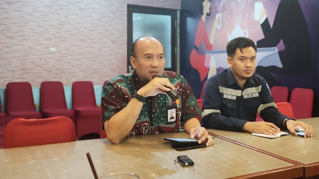 Direktur Operasi dan Usaha PT Dharma Lautan Utama (DLU) Rahmatika Ardianto menjelaskan hierarki kerja sama antara operator kapal dengan pihak ekspedisi. Foto: Lukman Hakim/InfoPBUN