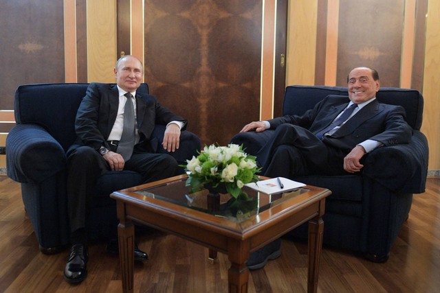 Presiden Rusia Vladimir Putin bertemu dengan mantan perdana menteri Italia Silvio Berlusconi di bandara Fiumicino di Roma pada 5 Juli 2019. Foto: Alexey DRUZHININ/SPUTNIK/AFP