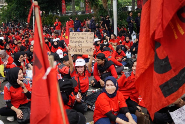 Massa yang merupakan buruh melakukan aksi di sekitar Patung Kuda, Jakarta, Kamis (20/10/2022). Foto: Jamal Ramadhan/kumparan