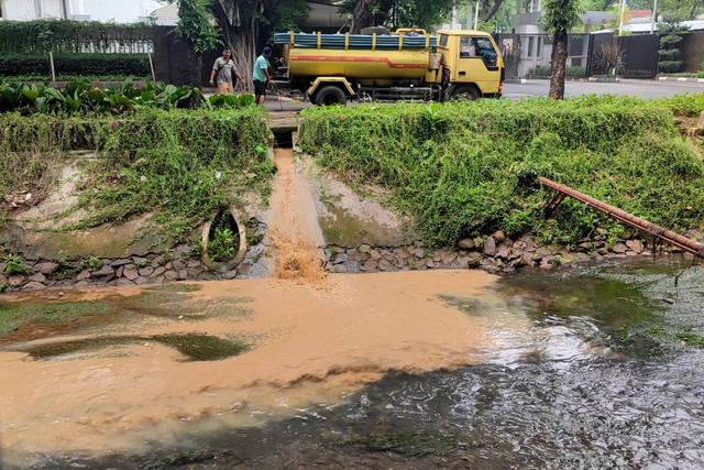 Ilustrasi pencemaran sungai. Foto: Jamal Ramadhan/kumparan