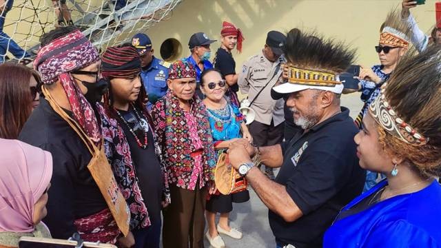 Rombongan AMAN asal Sulawesi Utara saat mendapatkan sambutan oleh Kerukunan Keluarga Kawanua (K3) di Papua