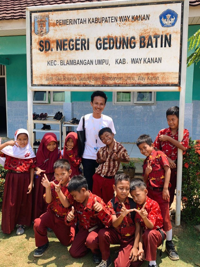 Andika Fauzan Satrio bersama siswa-siswi SD Negeri Gedung Batin. Kredit foto: Andika Fauzan Satrio/Pribadi