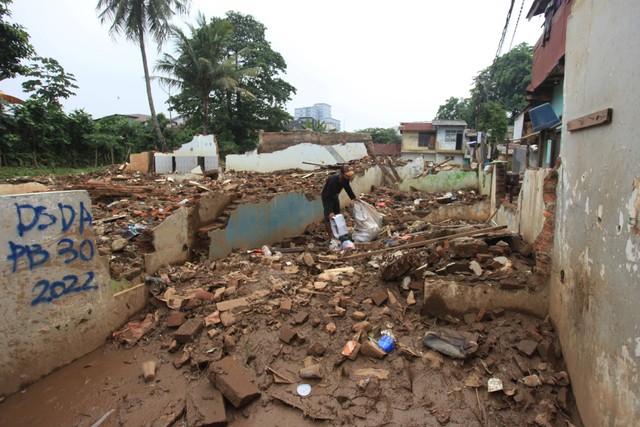 Warga beraktivitas di kawasan lahan yang dalam proses pembebasan untuk proyek normalisasi sungai Ciliwung di Kelurahan Rawajati, Jakarta, Kamis (20/10/2022). Foto: Reno Esnir/ANTARA FOTO