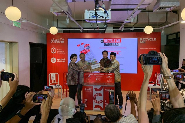 Triyono Priojosoesilo (kiri), Directors of Public Affairs, Communication and Substainability PT Coca-Cola Indonesia meresmikan program Recycle Me yang kedua di CoWork Plaza Indonesia, Kamis (20/10/2022). Foto: Luthfi Humam/kumparan