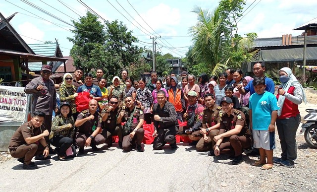 ANDRE/BERITA SAMPIT : Kejaksaan Negeri Lamandau dan Ikatan Adhyaksa Dharmakarini (IAD) Daerah Lamandau saat membagikan bantuan di RT 08, Kelurahan Nanga Bulik, Kecamatan Bulik.