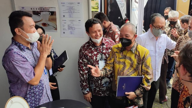 Kegiatan temu usaha industri dan puncak memperingati 100 tahun Balai Besar Standardisasi dan Pelayanan Jasa Industri Keramik dan Mineral Nonlogam di Kota Bandung pada Kamis (20/10/2022). Foto: Rachmadi Rasyad/kumparan