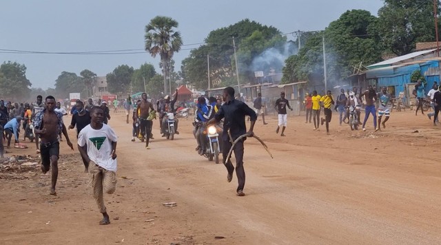 Demonstrasi massa di Moundou, Chad, Kamis (20/10/2022). Foto: Hyacinthe Ndolenodji/via REUTERS