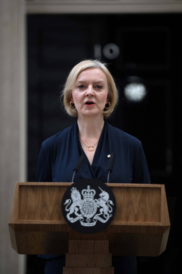 Perdana Menteri Inggris, Liz Truss menyampaikan pidato pengunduran dirinya di luar 10 Downing Street, London, Britania Raya, Kamis (20/10/2022). Foto: Daniel LEAL/AFP