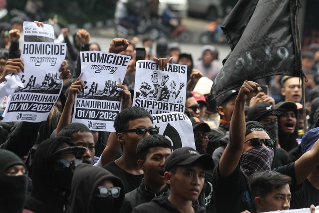 Suporter Arema FC (Aremania) berunjuk rasa di depan Balaikota Malang, Jawa Timur, Kamis (20/10/2022). Foto: Ari Bowo Sucipto/ANTARA FOTO