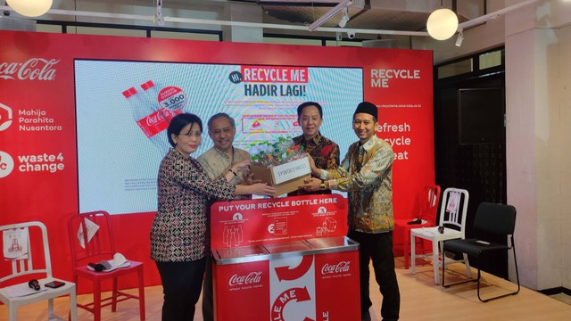  Coca-Cola menghadirkan kembali program 'Recycle Me' melalui kolaborasi bersama Yayasan Mahija Parahita Nusantara dan Waste4Change sebagai mitra pengumpulan sampah yang diluncurkan pada hari ini (20/10/2022). Foto: Riad Nur Hikmah/kumparan