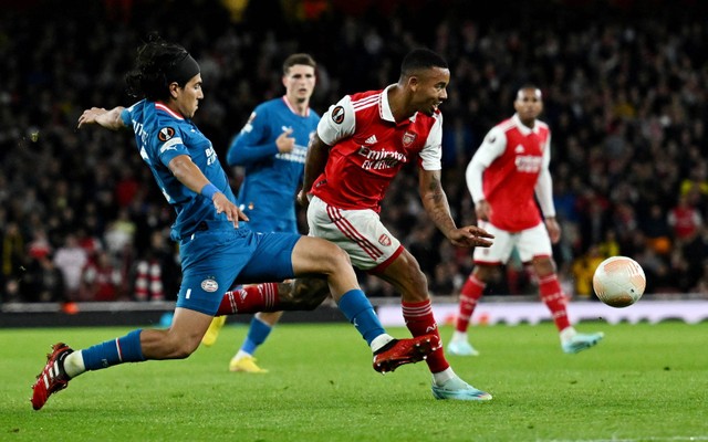 Pemain Arsenal Gabriel Jesus duel dengan pemain PSV Eindhoven Erick Gutierrez saat pertandingan Liga Europa di Stadion Emirates, London, Inggris. Foto: Dylan Martinez/Reuters 