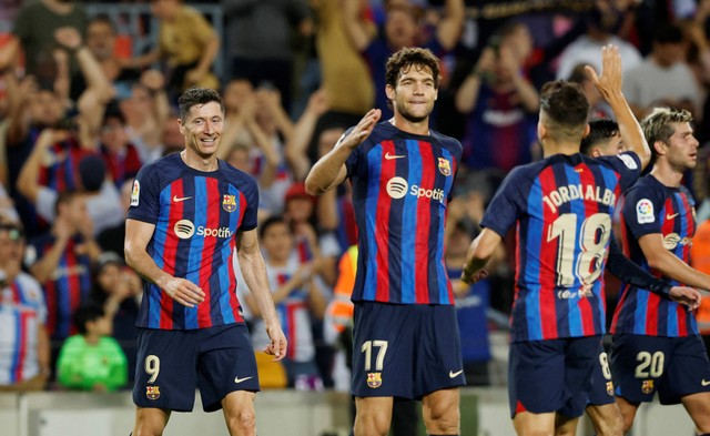 Pemain FC Barcelona Robert Lewandowski merayakan gol kedua mereka saat pertandingan di Camp Nou, Barcelona, Spanyol. Foto: Albert Gea/Reuters