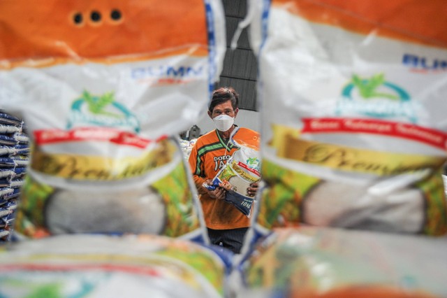 Seorang buruh angkut melakukan bongkar muat beras di Gudang Bulog Cisaranten Kidul Sub Divre Bandung, Jawa Barat, Kamis (20/10/2022). Foto: Raisan Al Farisi/Antara Foto