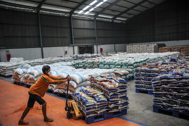 Seorang buruh angkut melakukan bongkar muat beras di Gudang Bulog Cisaranten Kidul Sub Divre Bandung, Jawa Barat, Kamis (20/10/2022). Foto: Raisan Al Farisi/Antara Foto