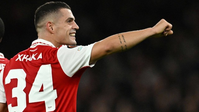 Pemain Arsenal Granit Xhaka melakukan selebrasi usai menjebol gawang PSV Eindhoven di Stadion Emirates, London, Inggris. Foto: Dylan Martinez/Reuters