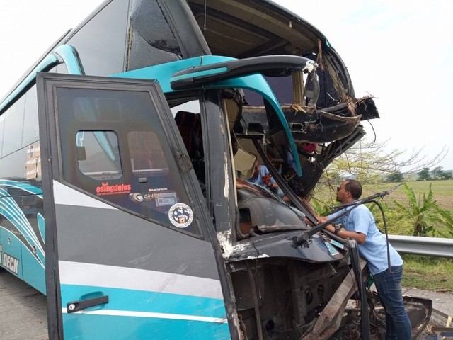 Pilihan Pembaca: Bus Tabrak Truk di Tol Jombang