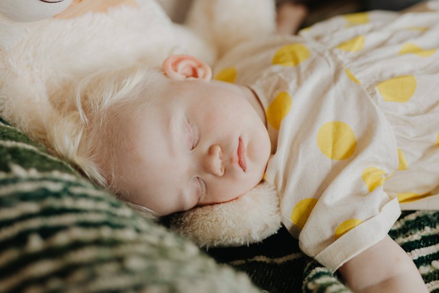 Gagal ginjal akut pada anak bisa menyebabkan anak merasakan sejumlah gejala, seperti produksi urine menurun hingga demam. Foto: Pexels.com