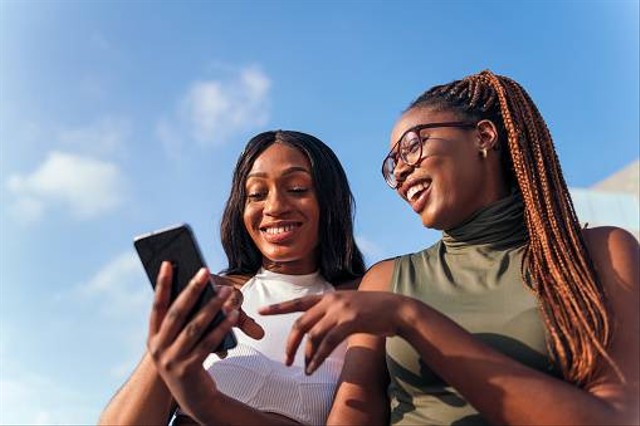 Ilustrasi menukarkan kode MGM Indosat. Foto: Unsplash.com