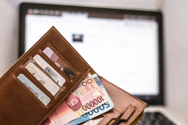 Ilustrasi Transaksi atau Uang Rupiah. Foto: Shutterstock.
