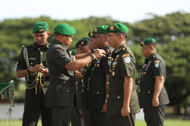 Panglima Komando Daerah Militer Iskandar Muda (Pangdam IM) Mayjen TNI Mohamad Hasan memimpin upacara sertijab sejumlah pejabat Kodam IM, Kamis (20/10). Foto: Dok. Kodam IM 