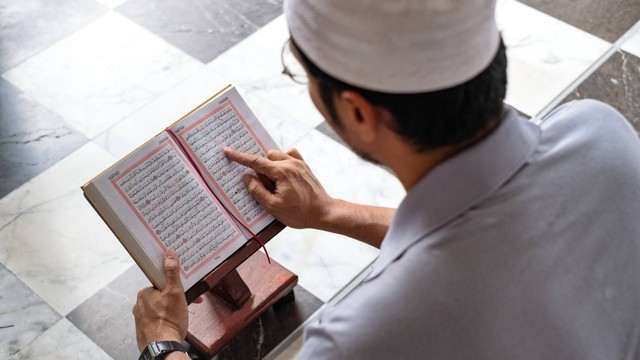 Ilustrasi membaca Al-quran. Foto: Phoderstock/Shutterstock.