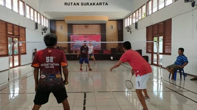 Salah satu kegiatan warga binaan di Rutan Kelas 1 A Kota Solo, bermain badminton. FOTO: Agung Santoso 