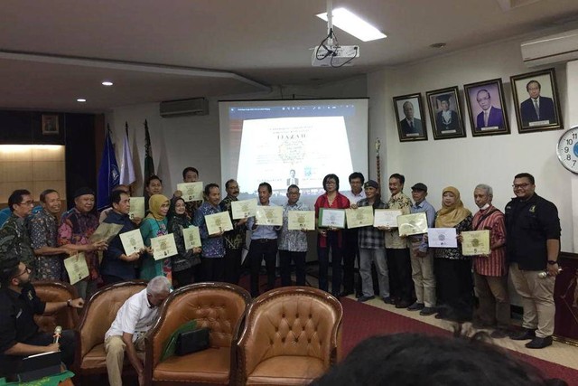 Teman-teman Presiden Jokowi di Fakultas Kehutanan UGM ramai-ramai memamerkan ijazahnya saat di Fakultas Kehuatanan UGM, Jumat (21/10). Foto: Arfiansyah Panji Purnandaru/kumparan