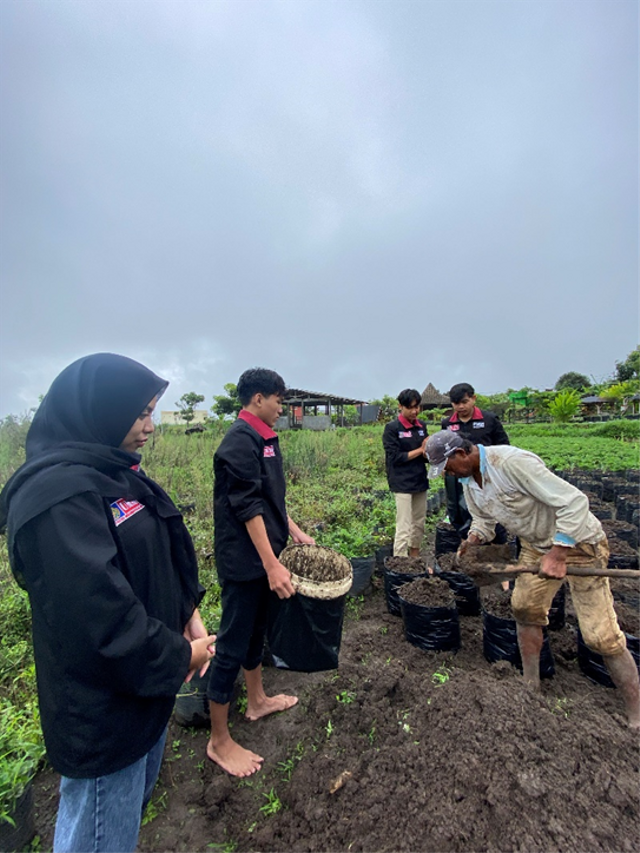 foto pribadi : membantu petani menyiapkan media tanam 