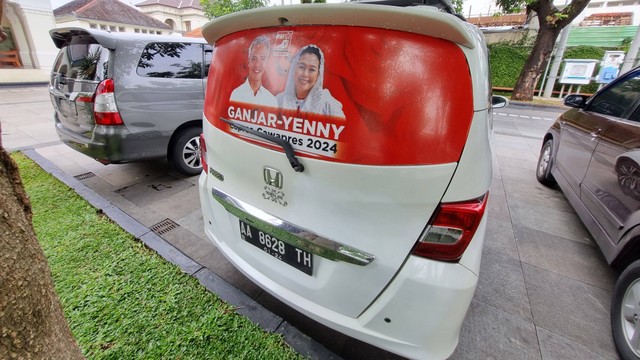Mobil kader PSI yang dipasangi stiker Ganjar-Yenny terparkir di halaman Loji Gandrung, Solo, Jumat (21/10/2022). FOTO: Fernando Fitusia