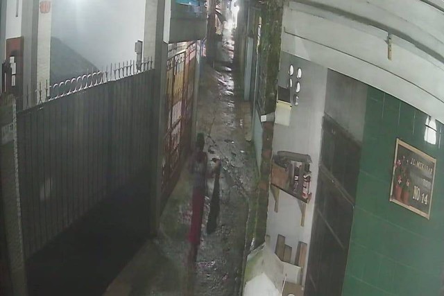 Rekaman CCTV saat Putri Shakila (12), korban penusukan di Cimahi meminta pertolongan warga.  Foto: Dok. Istimewa