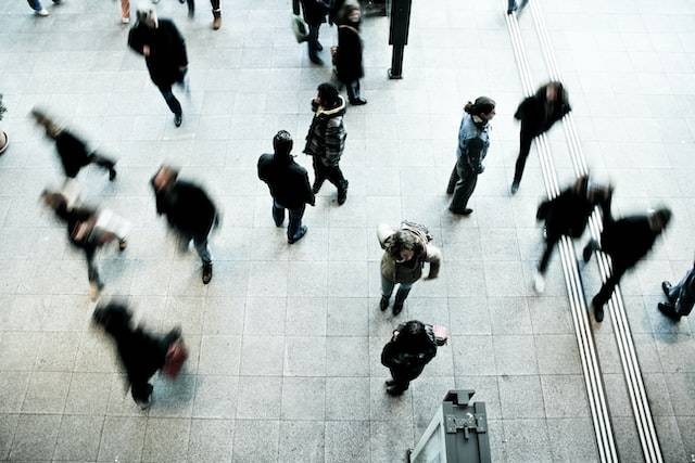 Jelaskan hubungan manusia dengan sejarah. Sumber: unsplash,com