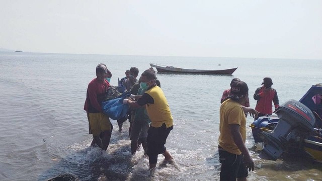 Kepolisian Sektor Bungku Utara, Polres Morowali Utara, mengevakuasi tiga jenazah nelayan yang ditemukan tewas di lokasi Kapal Karam di perairan Bungku Utara, Kabupaten Morowali Utara, Jumat 21 Oktober 2022. Foto: Istimewa