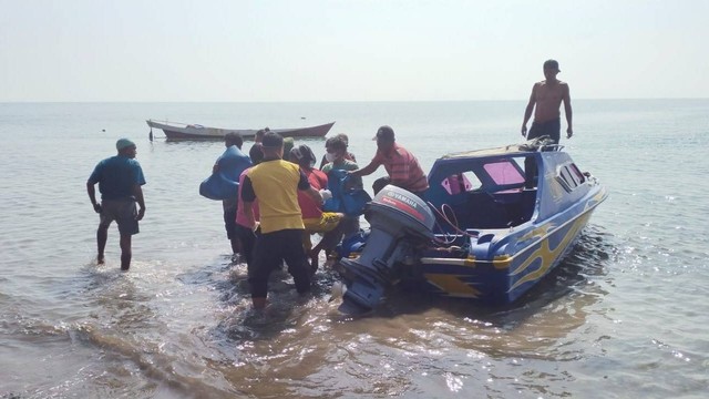 Kepolisian Sektor Bungku Utara, Polres Morowali Utara, mengevakuasi tiga jenazah nelayan yang ditemukan tewas di lokasi Kapal Karam di perairan Bungku Utara, Kabupaten Morowali Utara, Jumat 21 Oktober 2022. Foto: Istimewa