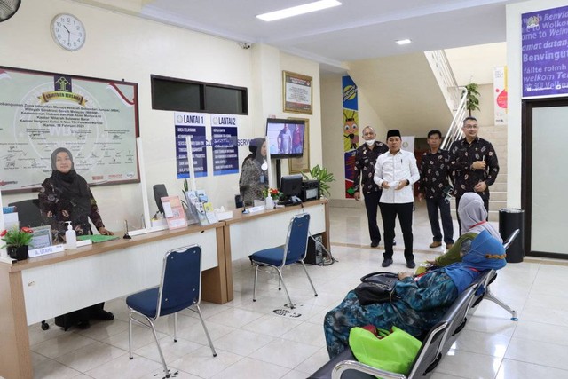 DPD RI Provinsi Sulawesi Barat melakukan pengawasan terhadap pelayanan Kantor Imigrasi Polewali Mandar (sumber: https://kanimpolewali.kemenkumham.go.id/2022/10/dpd-ri-provinsi-sulawesi-barat-apresiasi-pelayanan-di-kantor-imigrasi-polewali-mandar/)