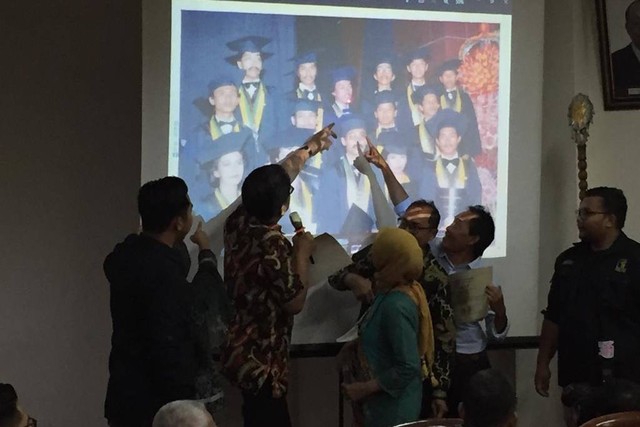 Keluarga Alumni UGM Kehutanan (Kagamahut) 1980 menunjukkan foto kebersamaan dengan Presiden Jokowi saat kuliah di Fakultas Kehutanan UGM dari naik gunung hingga wisuda, Jumat (21/10). Foto: Arfiansyah Panji Purnandaru/kumparan