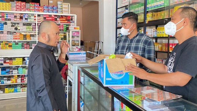 Personel Polres Pasangkayu melakukan sidak di apotek terkait peredaran obat sirop yang diduga memicu gagal ginjal misterius pada anak. Foto: Dok. Polres Pasangkayu