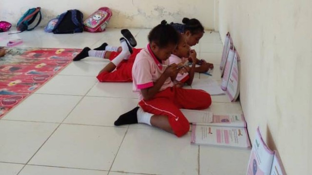 Siswa SD Negeri Sentani yang beljar di lantai karena tak memiliki meja dan kursi. (BumiPapua.com/Katharina)