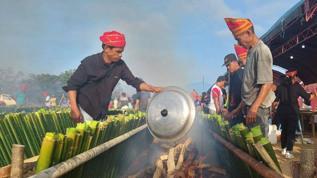Panitia penyelenggara Festival Danau Poso (FDP) 2022 menggelar pembakaran 7000 Inuyu (nasi bambu), Jumat (21/10), di Anjungan Danau Poso, Tentena, Kabupaten Poso, Sulawesi Tengah. Foto: Istimewa