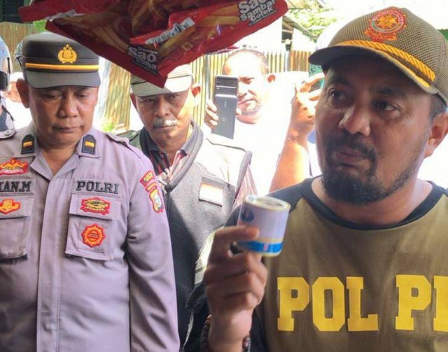 Kepala Satpol PP Kota Ternate, Fhandy Mahmud, saat menginterogasi pedagang W yang kedapatan menjual lem aibon ke anak-anak. Foto: Istimewa