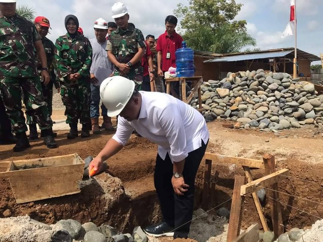 Bupati Dharmasraya Sutan Riska Tuanku Kerajaan saat peletakan batu pertama markas Kodim di Kawasan Sports Center Nagari Koto Padang, Kecamatan Koto Baru, Jumat (21/10/2022). Dokumentasi: Humas Pemkab Dharmasraya