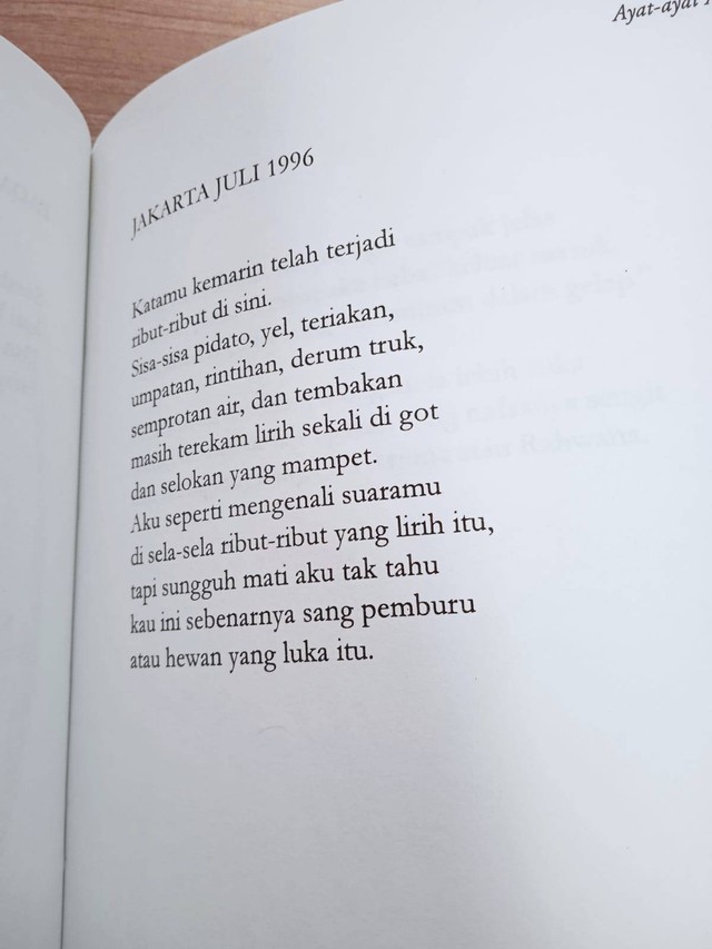 Buku Kumpulan Sajak Ayat-Ayat Api Karya Sapardi Djoko Damono "Jakarta Juli 1996". (Sumber: Dokumentasi Pribadi)