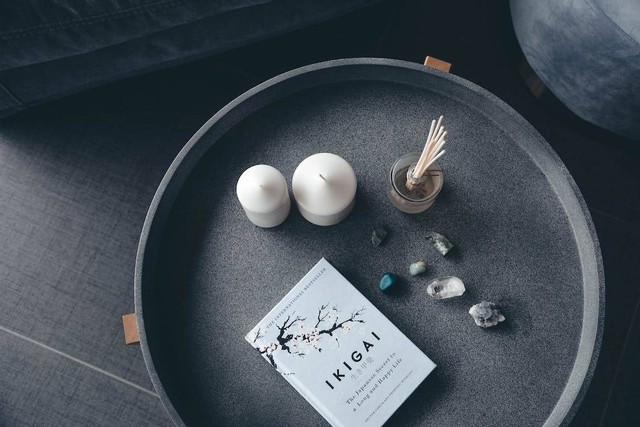 Sumber: https://www.pexels.com/photo/photo-of-candles-stones-and-book-2736542/